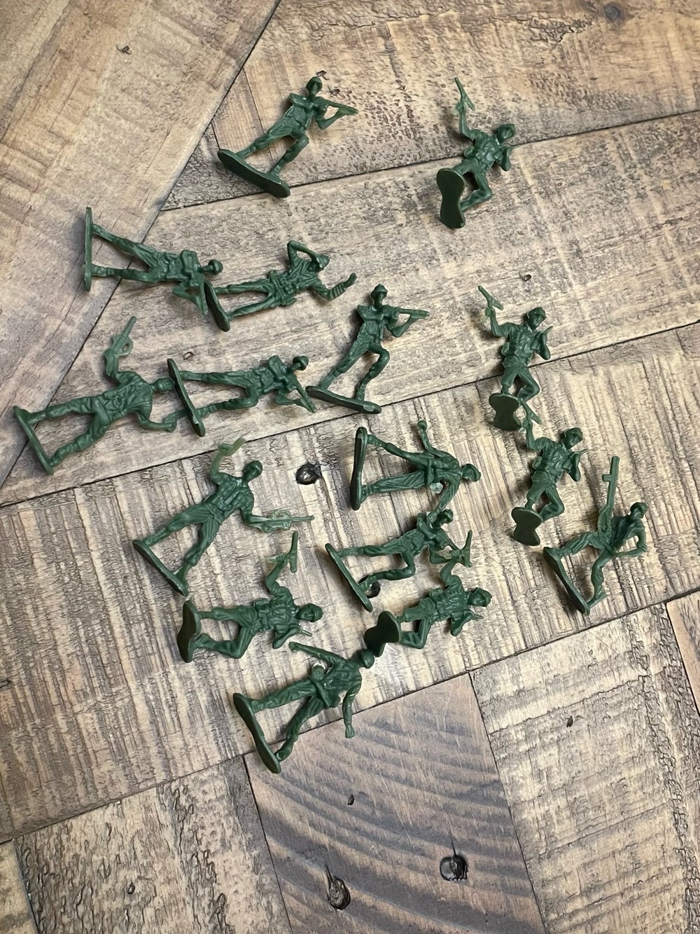 16 vintage Classic Green Plastic Army Men Toy Soldiers - Set of Mini Figures